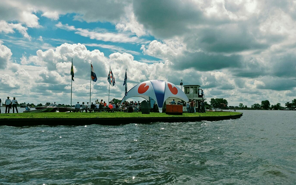 Friesland X-dome tent bij het SKS Skûtsjesilen